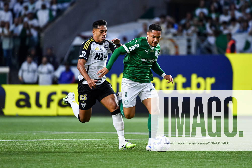 Palmeiras x Atlético MG SaO PAULO, SP - 20.07.2025: PALMEIRAS X ATLéTICO MG - Gabriel Menino of Atlético MG and Vitor Roque of Palmeiras fight for the ball, during the match between Palmeiras x Atlético MG, valid for the fifteenth round of the 2025 Brazilian Football Championship, this Sunday, (20) at Allianz Parque, SP. (Photo: Roberto Casimiro Fotoarena) x2773526x RobertoxCasimiro