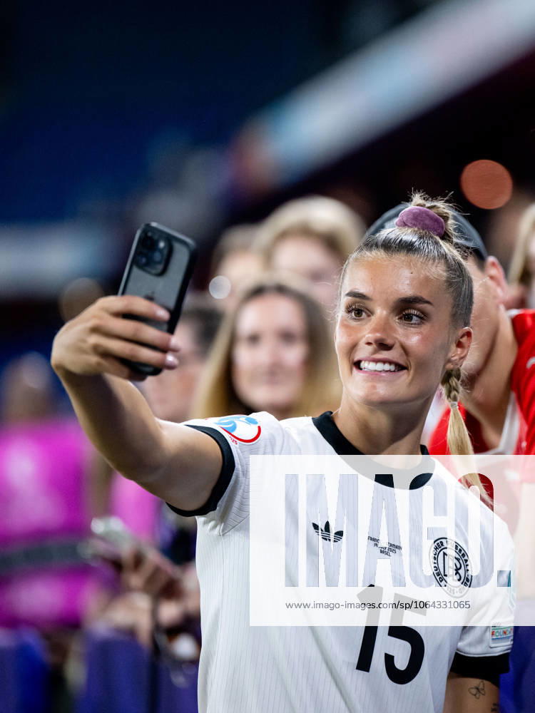 Selina Cerci (Deutschland, 15) macht Selfies mit den Fans, SUI, Frankreich vs Deutschland, Fussball, UEFA Womens Euro 2025, Viertelfinale, 19.07.2025 SUI, Frankreich vs Deutschland, Fussball, UEFA Womens Euro 2025, Viertelfinale, 19.07.2025 Basel
