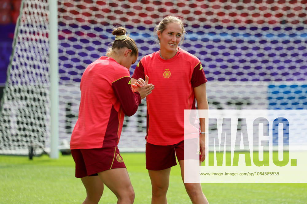 Zürich, Schweiz 22. Juli 2025: DFB - Frauen Nationalmannschaft - Euro 2025 - Abschlusstraining Im Bild: v.li. Carlotta Wamser (Deutschland) und Sydney Lohmann (Deutschland) beim Abschlusstraining vor dem Halbfinalspiel gegen Spanien in Zürich. Stadion Letzigrund