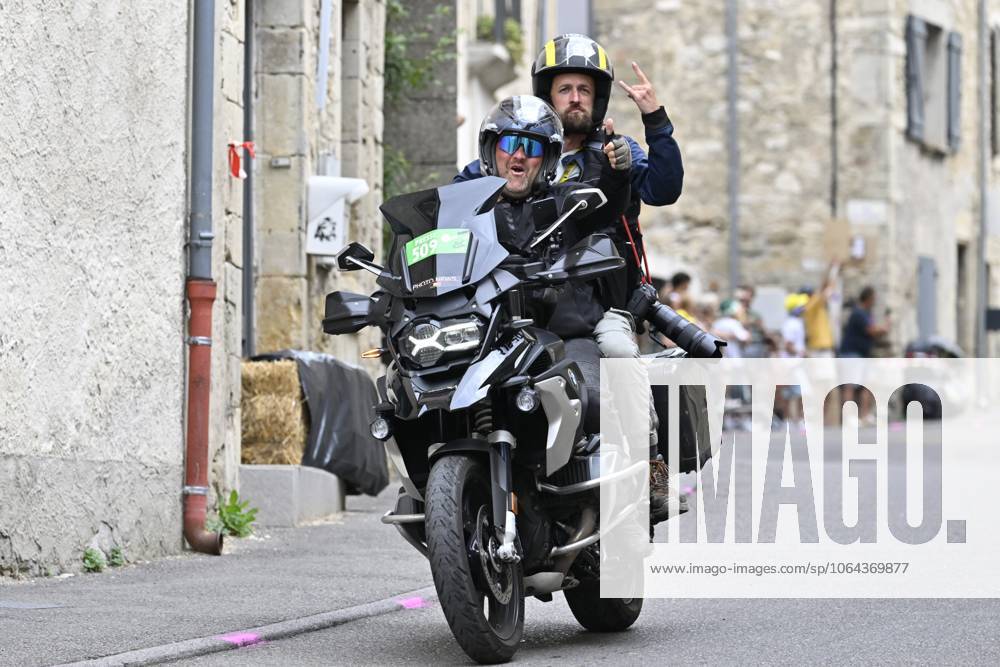 Tour de France 2025 Stage 17 VALENCE, FRANCE - JULY 23 : Motordriver Kenny Verfaillie and photographer Jasper Jacobs during stage 17 of the 112th edition of Tour de France an UCI World Tour 2.UWT cycling road race stage for Men Elite of 161 km with start in Bollene and finish in Valence on July 23, 2025 in Valence, France, 23 07 2025 ( Motordriver Kenny Verfaillie - Valence France