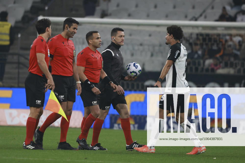 Match between Corinthians and Cruzeiro for the Brazilian championship Sao Paulo (SP), July 23, 2025 - Brazilian Corinthians vs Cruzeiro - Referee Alex Gomes Stefano and assistants Bruno Raphael Pires and Luiz Claudio Regazone during the match between Corinthians and Cruzeiro for the 16th round of the Brazilian Football Championship, on Wednesday night, July 23, 2025, at the Neo Quimica Arena, in Sao Paulo, SP. (Foto: Leco Viana Thenews2 imago images) SPO