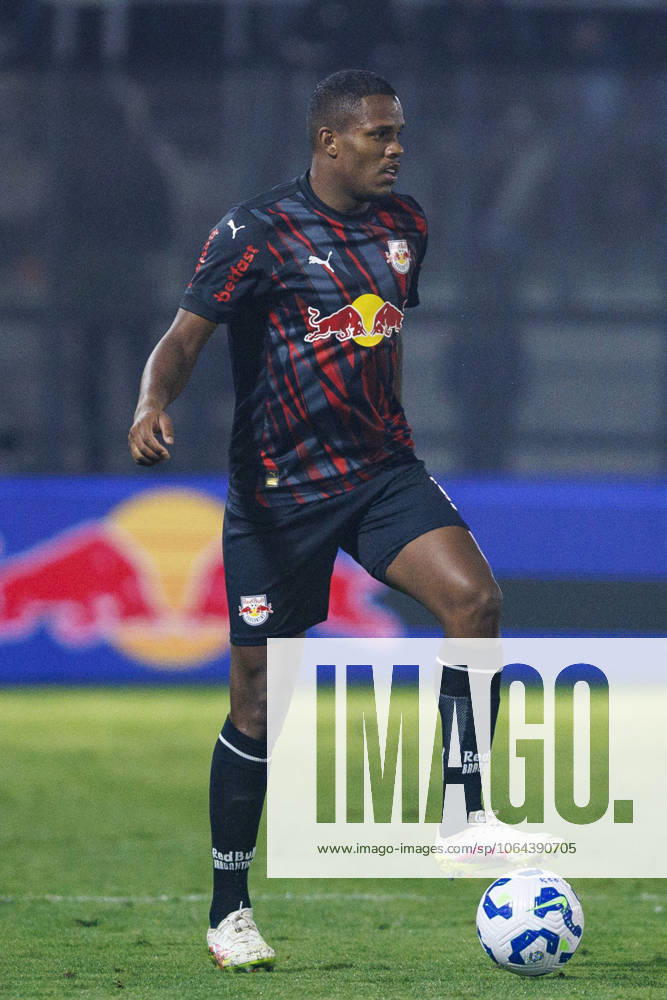 Gustavo Marques of Red Bull Bragantino looks to pass the ball during the Brasileirao Betano 2025 match between Red Bull Bragantino and CR Flamengo at Estadio Municipal Cicero De Souza Marques on July 23, 2025 in Braganca Paulista, Brazil. (Photo by William Oliveira Eurasia Images) Braganca Paulista Estadio Municipal Cicero De Souza Marques Sao Paulo Brazil