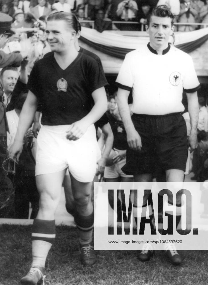 Fussballweltmeisterschaft in der Schweiz Finalrunde Gruppe 2 Ungarn - Deutschland 8:3 (3:1) U.B.z. v.l. die Mannschaftskapitaene Ferenc Puskas (HUN) und Fritz Walter (GER). 20.06.1954 in Basel (St.-Jakob-Stadion) - Schweiz