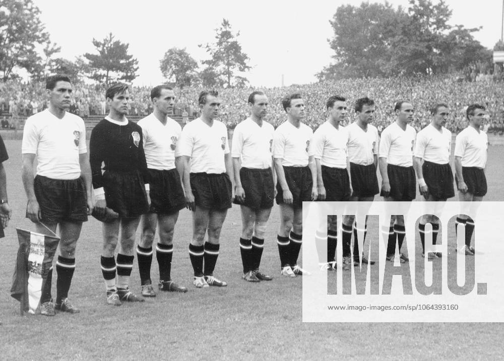 Fussballweltmeisterschaft in der Schweiz Finalrunde Gruppe 3 Oesterreich - Schottland 1:0 (1:0) Die oesterreichische Nationalmannschaft. U.B.z. v.l.: Ocwirk, Schmied, Dienst, Happel, R. Koerner, Barschandt, Koller, Probst, A. Koerner, Schleger und Hanappi. 16.06.1954 in Zuerich (Hardturm-Stadion) - Schweiz