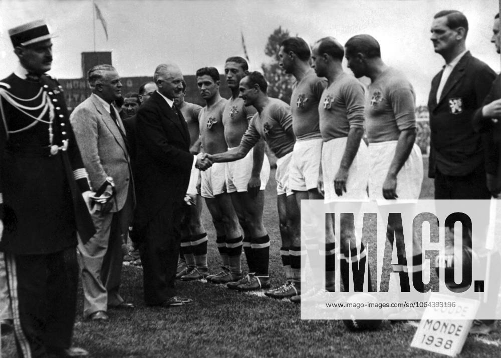 Fussballweltmeisterschaft in Italien Endspiel Italien - Ungarn 4:2 (3:1) Italien ist wieder Weltmeister! U.B.z. der italienische Verbandschef General Vaccaro (heller Anzug) stellt Frankreichs Staatspraesident Lebrun (dunkler Anzug) die italienischen Spieler vor darunter v.l. Alfredo Foni, Pietro Rava, Amedeo Biavati, Silvio Piola, Giovanni Ferrari und Giuseppe Meazza. Zwischen Vaccaro und Lebrun ist noch Michele Andreolo zu erkennen. Rechts stehen Linienrichter Gustav Krist (TCH) und nur halb zu sehen Schiedsrichter Georges Capdeville (FRA). 19.06.1938 in Paris (Stadion Colombes) - Frankreich