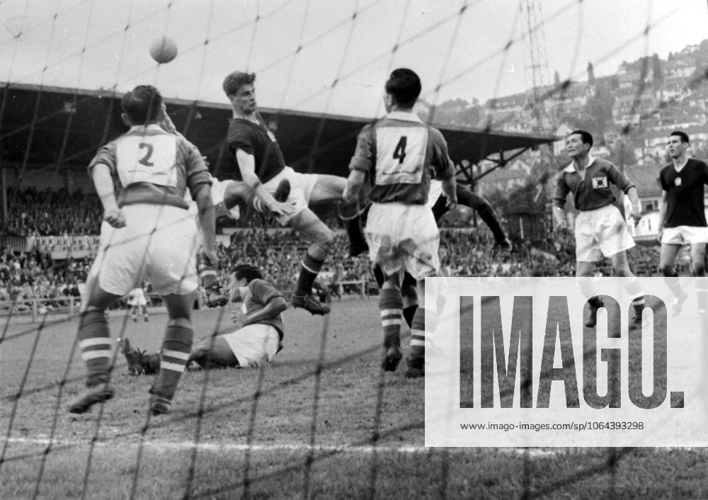 Fussballweltmeisterschaft in der Schweiz Achtelfinale Ungarn - Suedkorea 9:0 (4:0) Gegen die hohe Fussballkunst der Magyaren haben die Suedkoreaner keine Chance. U.B.z. der Halbrechte Kocsis (2. v.l. HUN) koepft auf das Tor. Von den Suedkoreanern erkennt man Verteidiger Park (Nr. 2) und Laeufer Kwang (Nr. 4), ganz rechts ist Palotas (HUN). 17.06.1954 in Zuerich (Hardturm-Stadion) - Schweiz Schirner Sportfoto