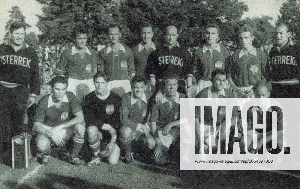 Fussballweltmeisterschaft in der Schweiz Finale Spiel um Platz 3 Oesterreich - Uruguay 3:1 (1:1) Der Mannschaft von Oesterreich. U.B.z. stehend v.l. Masseur Ullrich, Probst, Koerner, Dienst, Fruehwirth, Koller, Hanappi und Pesser; hockend v.l. Ocwirk, Schmied, Kollmann, Barschandt, Wagner und Stojaspal. 03.07.1954 in Zuerich (Hardturm-Stadion) - Schweiz -Archiv