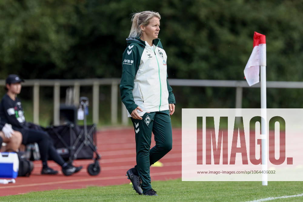 Friederike Kromp (Fritzy Kromp, Trainerin, Cheftrainerin, SV Werder Bremen), 24.07.2025, Bremen (Deutschland), Fussball, Testspiel Frauen, SV Werder Bremen - Cerezo Osaka Yanmar Ladies