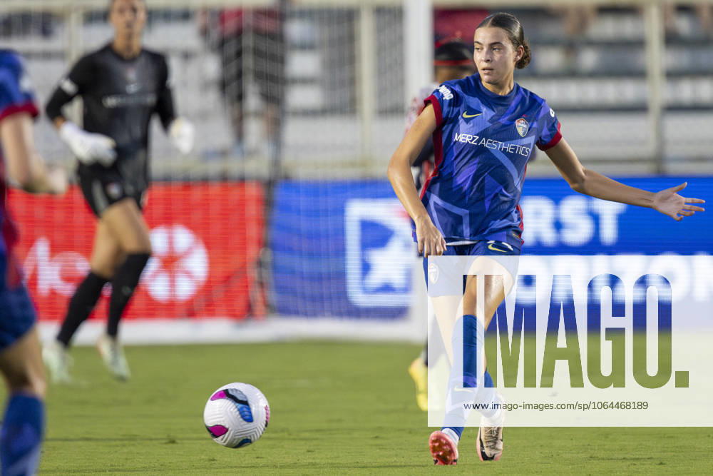 North Carolina Courage defender BROOKLYN COURTNALL (24) moves the ball during the first half of the International Exhibition game between Mexicoâ€⠢s Chivas De Guadalajara and the NC Courage at First Horizon Stadium in Cary, North Carolina. NC Courage defeated the Chivas de Guadalajara 4-0. Cary USA - ZUMAa220 20250725_znp_a220_066
