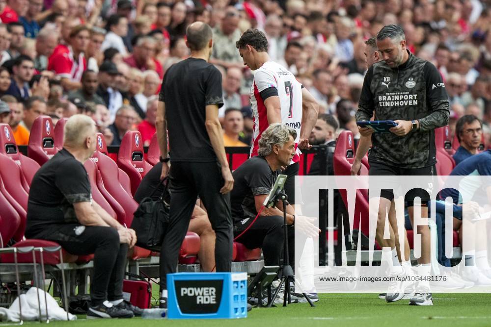 EINDHOVEN - Ruben van Bommel of PSV Eindhoven leaves the field with an injury during the friendly match between PSV Eindhoven and Athletic Club Bilbao at Phillips Stadium on July 26, 2025 in Eindhoven, Netherlands. ANP TOBIAS KLEUVER Pre-Season Friendly 2025-2026 ANPxSportx IVx 532268661 originalFilename: 532268661