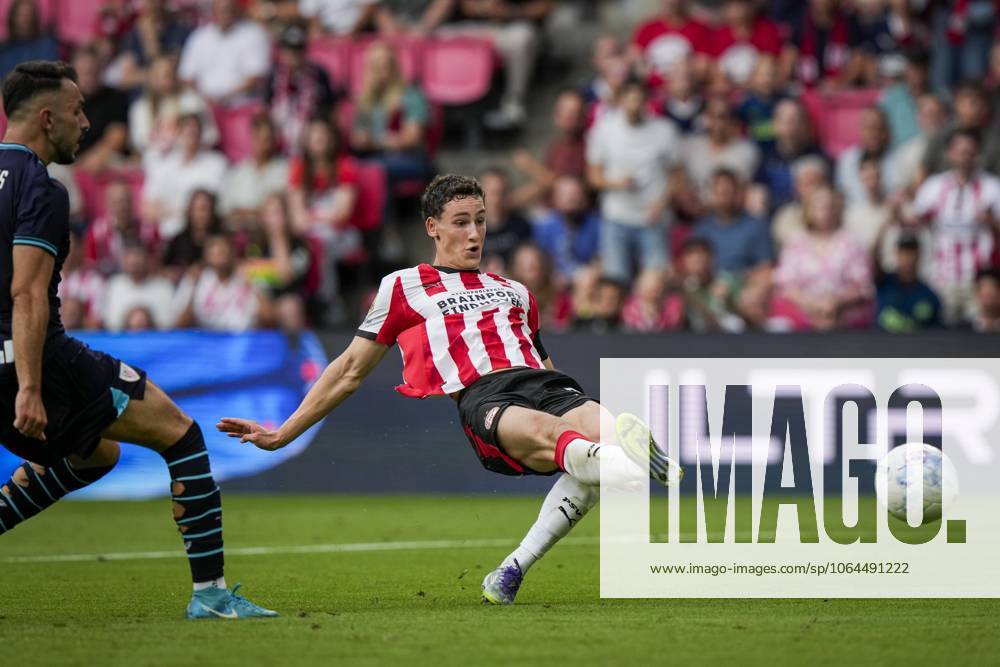EINDHOVEN - Ruben van Bommel of PSV Eindhoven shoots on goal during the friendly match between PSV Eindhoven and Athletic Club Bilbao at Phillips Stadium on July 26, 2025 in Eindhoven, Netherlands. ANP TOBIAS KLEUVER Pre-Season Friendly 2025-2026 ANPxSportx IVx 532279911 originalFilename: 532279911