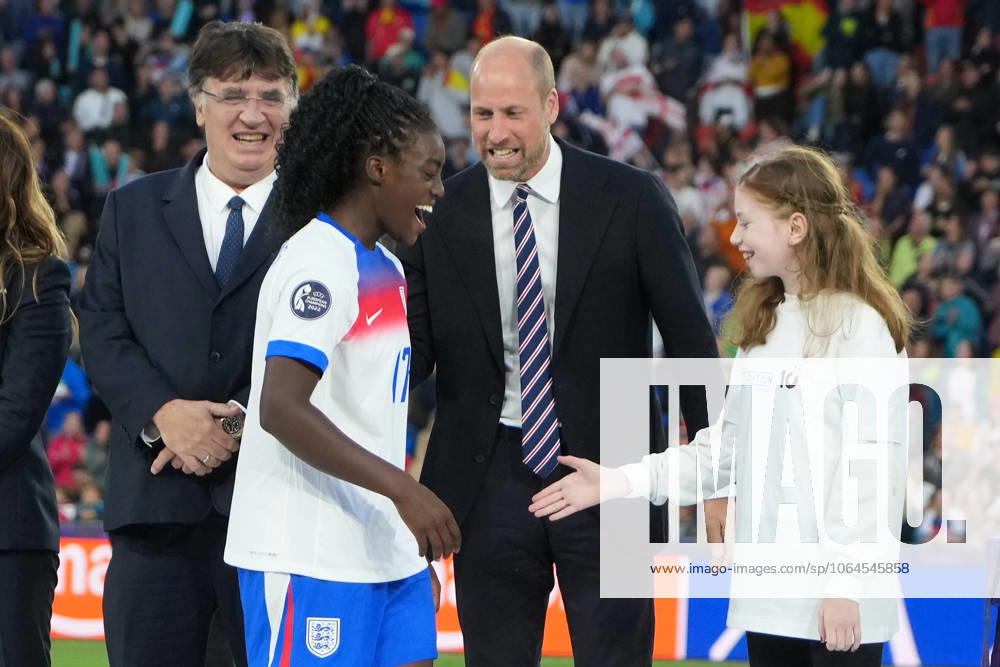 Prinz William von England und Tochter Charlotte gratulieren Michelle Agyemang (England, 17) zur Auszeichnung als beste junge Spielerin - Basel 27.07.2025: Spanien vs. England, St. Jakobs Park, Womens Euro 2025, Finale