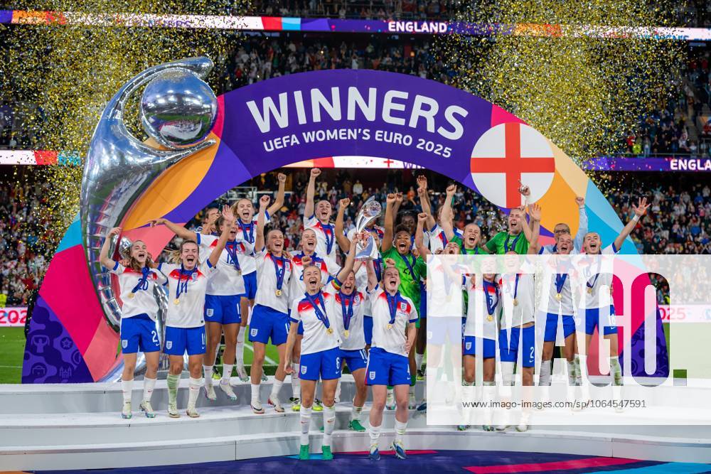 UEFA Womens Euro 2025 Finale: England – Spanien; 27.07.2025 Die englischen Spielerinnen feiern den Sieg nach dem Finale. England gewinnt die Europameisterschaft 2025 in der Schweiz nach Elfmeterschießen gegen Spanien. Hannah Hampton (1; England), Lucy Bronze (2; England), Niamh Charles (3; England), Keira Walsh (4; England), Alex Greenwood (5; England), Leah Williamson (6; England), Lauren James (7; England), Georgia Stanway (8; England), Beth Mead (9; England), Ella Toone (10; England), Lauren Hemp (11; England), Maya Le Tissier (12; England), Anna Moorhouse (13; England), Grace Clinton (14; England), Esme Morgan (15; England), Jessica Carter (16; England), Michelle Agyemang (17; England), Chloe Kelly (18; England), Agnes Beever-Jones (19; England), Jessica Park (20; England), Khiara Keating (21; England), Lotte Wubben-Moy (22; England) und Alessia Russo (23; England) feiern den Sieg bei der UEFA Womens Euro 2025 UEFA Womens Euro 2025 Finale: England – Spanien; Basel, St. Jakob-Park, 27.07.2025 UEFA Womens Euro 2025 Finale: England – Spanien; Basel, St. Jakob-Park