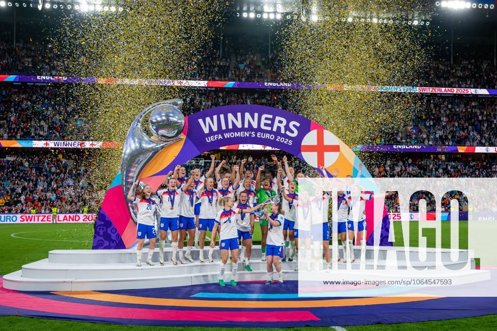 UEFA Womens Euro 2025 Finale: England – Spanien; 27.07.2025 Die englischen Spielerinnen feiern den Sieg nach dem Finale. England gewinnt die Europameisterschaft 2025 in der Schweiz nach Elfmeterschießen gegen Spanien. Hannah Hampton (1; England), Lucy Bronze (2; England), Niamh Charles (3; England), Keira Walsh (4; England), Alex Greenwood (5; England), Leah Williamson (6; England), Lauren James (7; England), Georgia Stanway (8; England), Beth Mead (9; England), Ella Toone (10; England), Lauren Hemp (11; England), Maya Le Tissier (12; England), Anna Moorhouse (13; England), Grace Clinton (14; England), Esme Morgan (15; England), Jessica Carter (16; England), Michelle Agyemang (17; England), Chloe Kelly (18; England), Agnes Beever-Jones (19; England), Jessica Park (20; England), Khiara Keating (21; England), Lotte Wubben-Moy (22; England) und Alessia Russo (23; England) feiern den Sieg bei der UEFA Womens Euro 2025 UEFA Womens Euro 2025 Finale: England – Spanien; Basel, St. Jakob-Park, 27.07.2025 UEFA Womens Euro 2025 Finale: England – Spanien; Basel, St. Jakob-Park