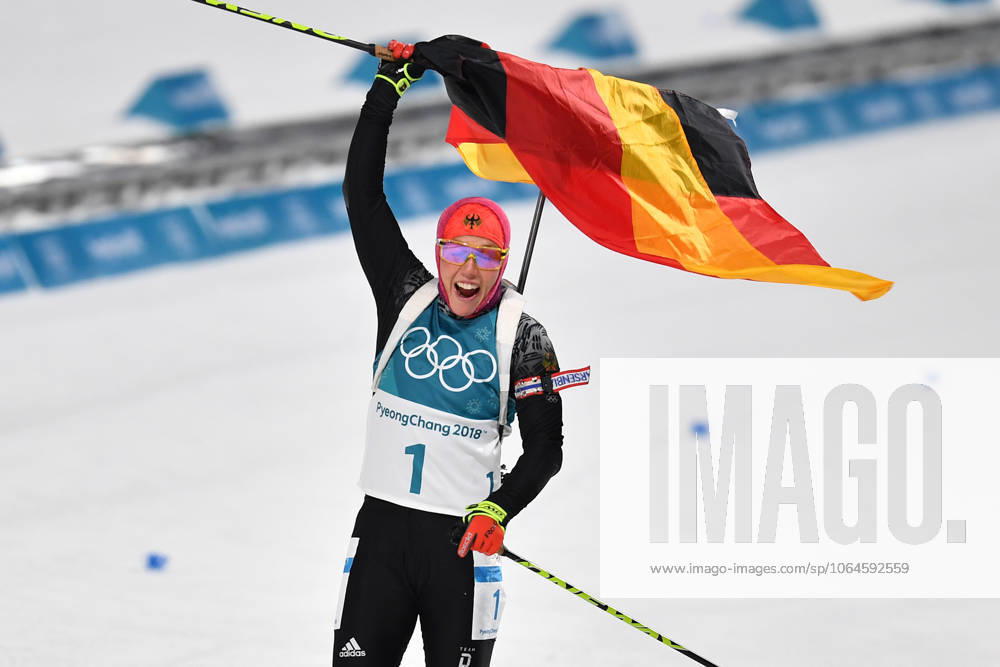 Zum tragischen Tod von Laura DAHLMEIER bei Bergunglueck in Pakistan: ARCHIVFOTO; Laura DAHLMEIER (GER) 1. Platz, Goldmedaillengewinnerin, Gold, Goldmedaille, Olympiasiegerin, im Ziel, Zieleinlauf mit der deutschen Flagge, Fahne, Jubel, jubelt, Freude, Begeisterung, Emotion, jubeln, cheers, Aktion Langlauf, Biathlon, Womens s 10 km Pursuit 10 km Verfolgung der Frauen am 12.02.2018. Olympische Winterspiele 2018, vom 09.02. - 25.02.2018 in PyeongChang Suedkorea. Â