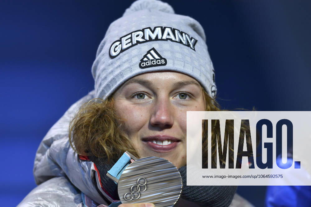 Zum tragischen Tod von Laura DAHLMEIER bei Bergunglueck in Pakistan: ARCHIVFOTO; Laura DAHLMEIER (GER) 3. Platz, Bronze, Bronzemedaille, Bronzemedaillengewinnerin, Jubel,Freude,Begeisterung, Biathlon,15 km Einzel der Frauen,Siegerehrung,Victory Ceremony,PyeongChang Olympic Medals Plaza am 16.02.2018. Olympische Winterspiele 2018, vom 09.02. - 25.02.2018 in PyeongChang Suedkorea. Â