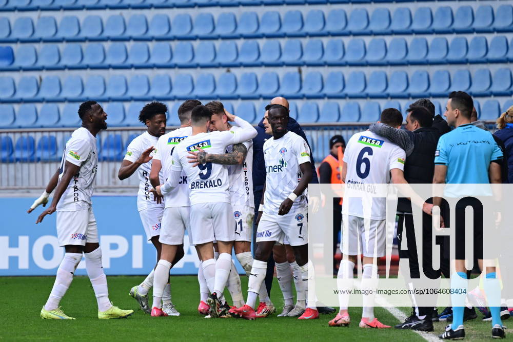 Kasimpasa v Galatasaray - Turkish Super Lig ISTANBUL, TURKIYE - MARCH 02: Players of Kasimpasa celebrate after scoring a goal during the Turkish Super Lig week 26 football match between Kasimpasa and Galatasaray in Istanbul, Turkiye on March 02, 2025. Istanbul Turkey. Editorial use only. Please get in touch for any other usage.