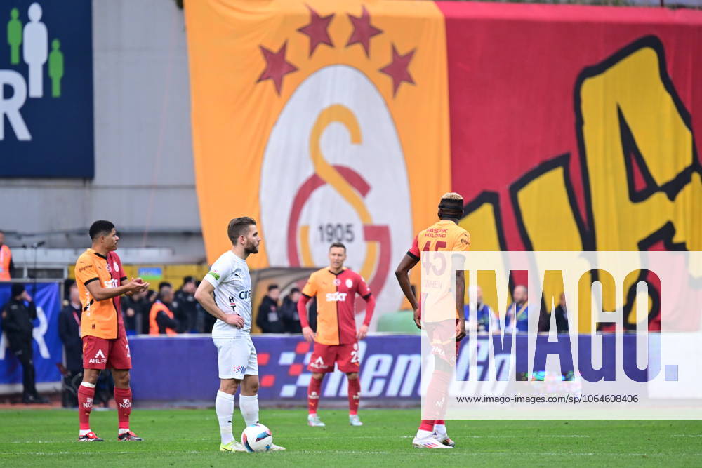Kasimpasa v Galatasaray - Turkish Super Lig ISTANBUL, TURKIYE - MARCH 02: Players of Galatasaray react during the Turkish Super Lig week 26 football match between Kasimpasa and Galatasaray in Istanbul, Turkiye on March 02, 2025. Istanbul Turkey. Editorial use only. Please get in touch for any other usage.