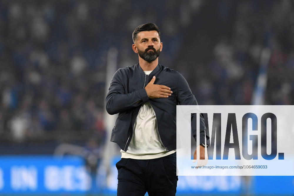 Trainer Miron Muslic (FC Schalke 04) gestikuliert, gestik waehrend des Spiels der 2. Bundesliga zwischen FC Schalke 04 und Hertha BSC, Veltins-Arena am 01. August 2025 in Gelsenkirchen, Deutschland. (Foto von Ralf Treese DeFodi Images) +++ Trainer Miron Muslic (FC Schalke 04) gestures during the 2. Bundesliga match between FC Schalke 04 and Hertha BSC at Veltins-Arena on August 1, 2025 in Gelsenkirchen, Germany. (Photo by Ralf Treese DeFodi Images) DFB DFL REGULATIONS PROHIBIT ANY USE OF PHOTOGRAPHS AS IMAGE SEQUENCES AND OR QUASI-VIDEO. (Photo by Ralf Treese DeFodi Images)