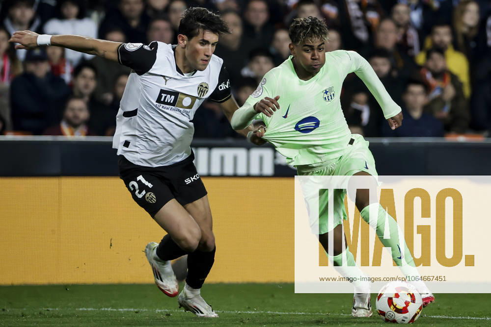 Valencia CF v FC Barcelona, Barca - Copa del Rey VALENCIA, SPAIN - FEBRUARY 6: LEWANDOWSKI warm up before Spanish King Cup match between Valencia CF and FC Barcelona at Mestalla Stadium. in Valencia, Spain on February 6, 2025 Spain World. Editorial use only. Please get in touch for any other usage.