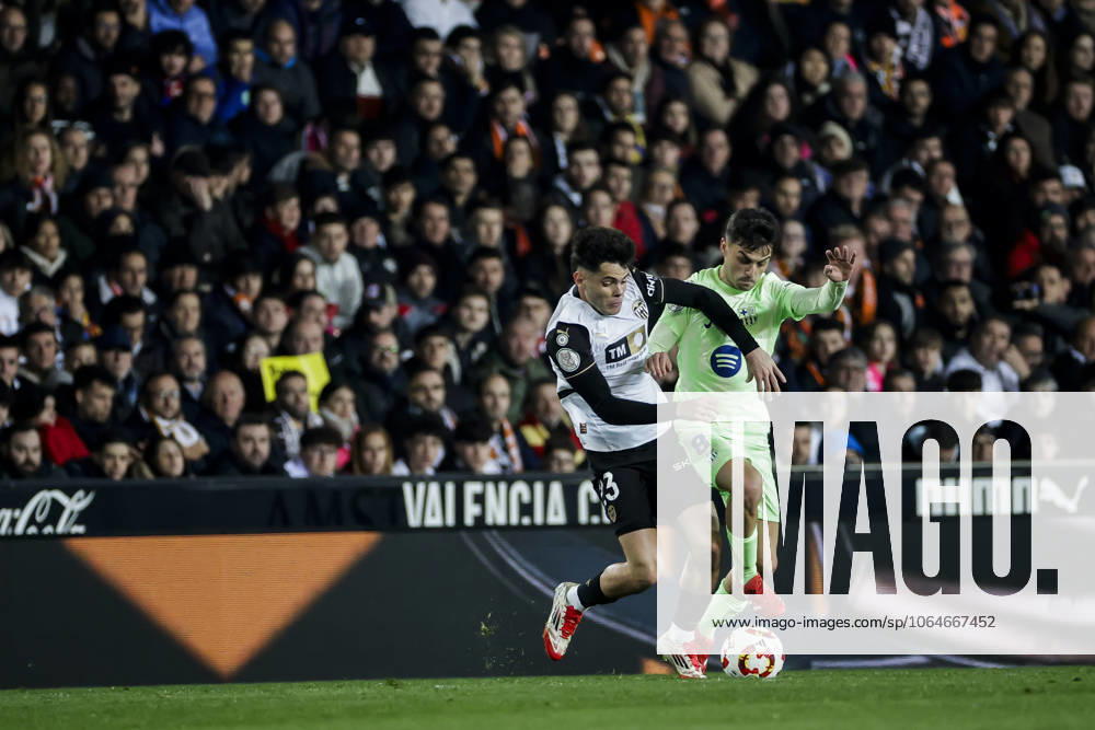 Valencia CF v FC Barcelona, Barca - Copa del Rey VALENCIA, SPAIN - FEBRUARY 6: LEWANDOWSKI warm up before Spanish King Cup match between Valencia CF and FC Barcelona at Mestalla Stadium. in Valencia, Spain on February 6, 2025 Spain World. Editorial use only. Please get in touch for any other usage.
