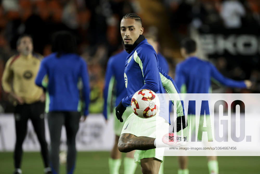 Valencia CF v FC Barcelona, Barca - Copa del Rey VALENCIA, SPAIN - FEBRUARY 6: LEWANDOWSKI warm up before Spanish King Cup match between Valencia CF and FC Barcelona at Mestalla Stadium. in Valencia, Spain on February 6, 2025 Spain World. Editorial use only. Please get in touch for any other usage.
