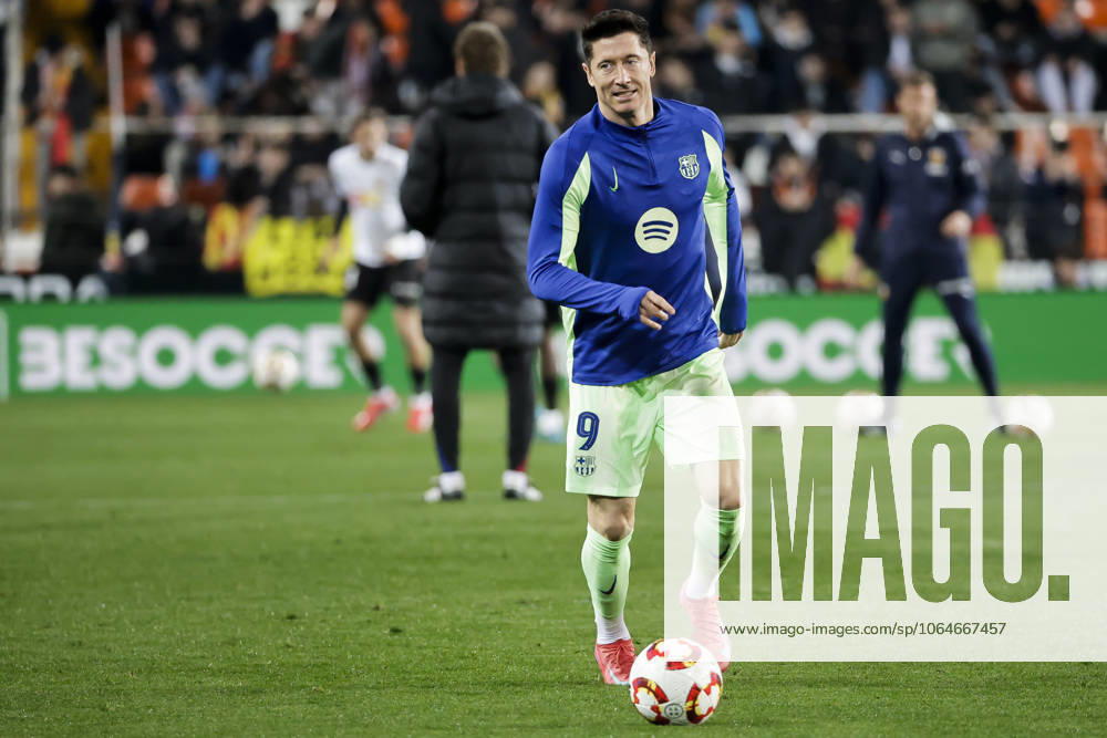 Valencia CF v FC Barcelona, Barca - Copa del Rey VALENCIA, SPAIN - FEBRUARY 6: LEWANDOWSKI warm up before Spanish King Cup match between Valencia CF and FC Barcelona at Mestalla Stadium. in Valencia, Spain on February 6, 2025 Spain World. Editorial use only. Please get in touch for any other usage.