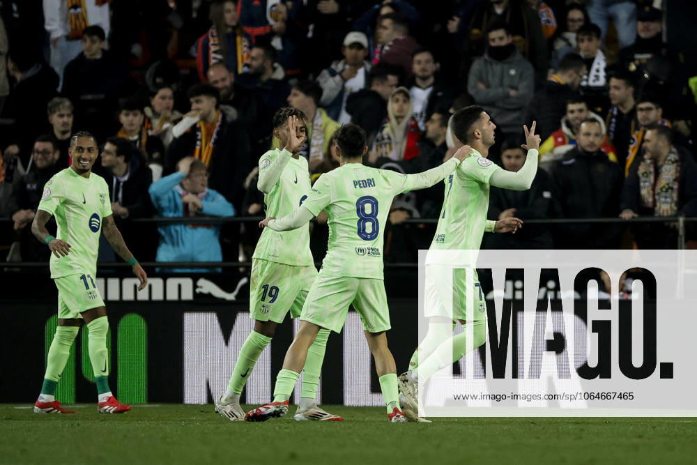 Valencia CF v FC Barcelona, Barca - Copa del Rey VALENCIA, SPAIN - FEBRUARY 6: LEWANDOWSKI warm up before Spanish King Cup match between Valencia CF and FC Barcelona at Mestalla Stadium. in Valencia, Spain on February 6, 2025 Spain World. Editorial use only. Please get in touch for any other usage.