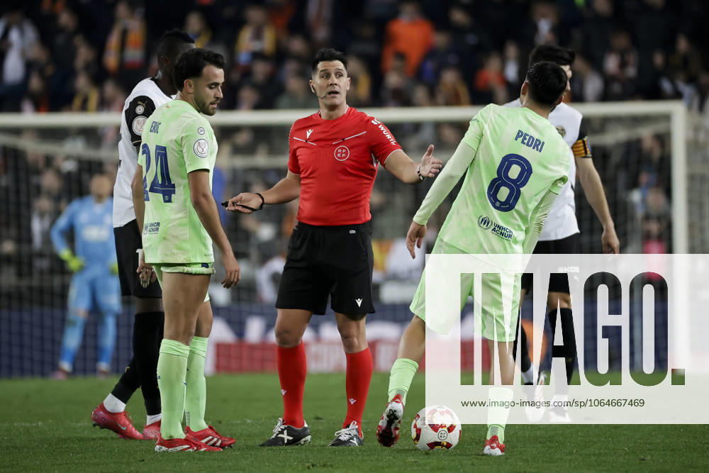 Valencia CF v FC Barcelona, Barca - Copa del Rey VALENCIA, SPAIN - FEBRUARY 6: LEWANDOWSKI warm up before Spanish King Cup match between Valencia CF and FC Barcelona at Mestalla Stadium. in Valencia, Spain on February 6, 2025 Spain World. Editorial use only. Please get in touch for any other usage.