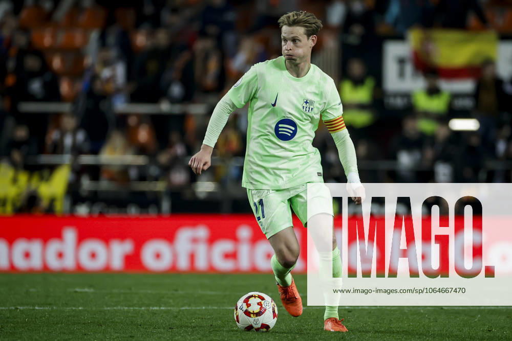 Valencia CF v FC Barcelona, Barca - Copa del Rey VALENCIA, SPAIN - FEBRUARY 6: LEWANDOWSKI warm up before Spanish King Cup match between Valencia CF and FC Barcelona at Mestalla Stadium. in Valencia, Spain on February 6, 2025 Spain World. Editorial use only. Please get in touch for any other usage.