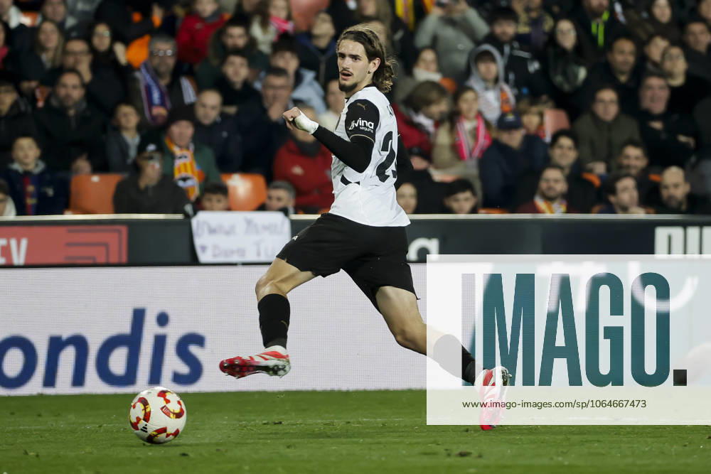 Valencia CF v FC Barcelona, Barca - Copa del Rey VALENCIA, SPAIN - FEBRUARY 6: LEWANDOWSKI warm up before Spanish King Cup match between Valencia CF and FC Barcelona at Mestalla Stadium. in Valencia, Spain on February 6, 2025 Spain World. Editorial use only. Please get in touch for any other usage.