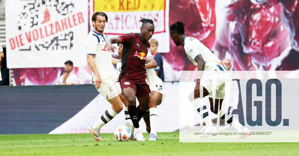 RB Leipzig - Bergamo Testspiel Leipzig, 02.08.2025, Red Bull Arena, Fußball, Testspiel , RB Leipzig vs. Atalanta Bergamo , Im Bild von links; Marten de Roon (15, Bergamo), Yan Diomande (49, RB Leipzig), Ederson (13, Bergamo), Odilon Kossounou (3, Bergamo). , Nur zur redaktionellen Nutzung. Only editorial use. , DFL DFB regulations prohibit any use of photographs as image sequences and or quasi-video. ,