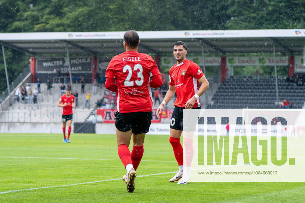 Fabian Eisele (SG Sonnenhof Großaspach, 23) jubelt über sein 1:0 mit Mert Tasdelen (SG Sonnenhof Großaspach, 10), SG Sonnenhof Großaspach vs. TSG Balingen, Fussball, Regionalliga Südwest, 1. Spieltag, Saison 2025 2026, 02.08.2025 SG Sonnenhof Großaspach vs. TSG Balingen, Fussball, Regionalliga Südwest, 1. Spieltag, Saison 2025 2026, 02.08.2025 Aspach