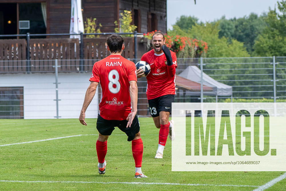 Elias Rahn (SG Sonnenhof Großaspach, 08) jubelt mit Fabian Eisele (SG Sonnenhof Großaspach, 23), SG Sonnenhof Großaspach vs. TSG Balingen, Fussball, Regionalliga Südwest, 1. Spieltag, Saison 2025 2026, 02.08.2025 SG Sonnenhof Großaspach vs. TSG Balingen, Fussball, Regionalliga Südwest, 1. Spieltag, Saison 2025 2026, 02.08.2025 Aspach