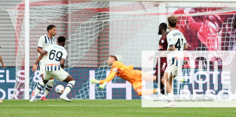 RB Leipzig - Bergamo Testspiel Leipzig, 02.08.2025, Red Bull Arena, Fußball, Testspiel , RB Leipzig vs. Atalanta Bergamo , Im Bild: Tor für Bergamo. Lorenzo Bernasconi ( 47, Bergamo) trifft zum 1:2. , Nur zur redaktionellen Nutzung. Only editorial use. , DFL DFB regulations prohibit any use of photographs as image sequences and or quasi-video. ,