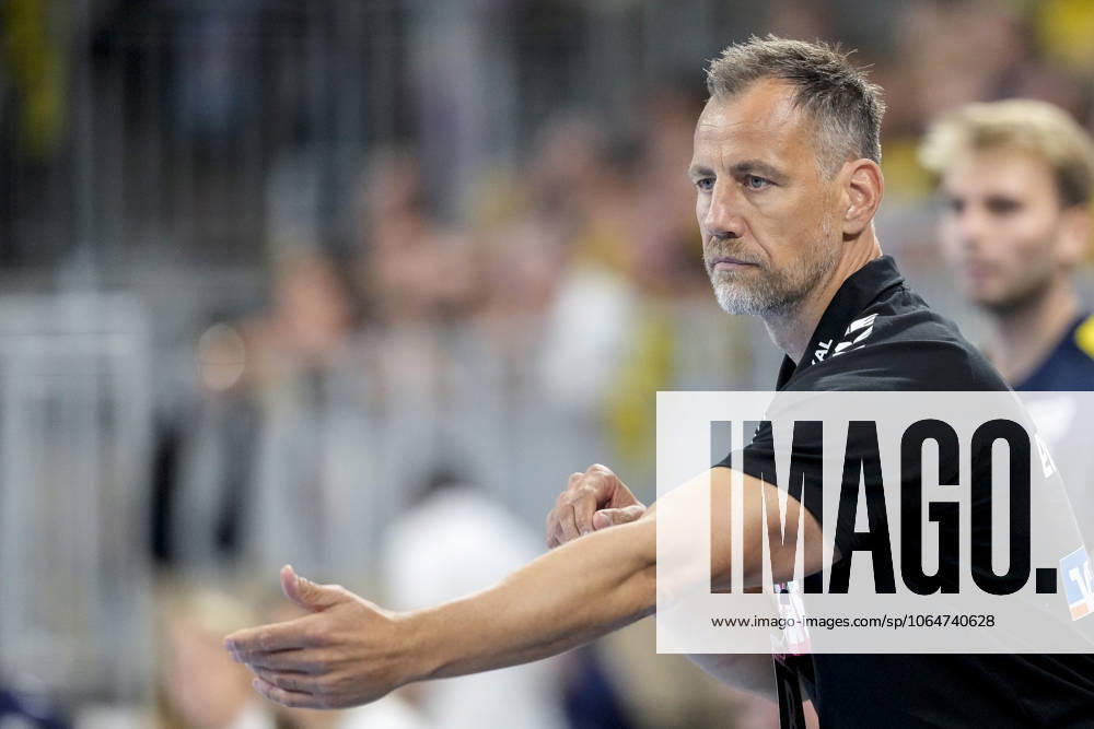 Maik Machulla (Trainer, Cheftrainer, RNL), gibt Anweisungen, gestikuliert, mit den Armen gestikulieren, Einzelbild, Einzelfoto, Aktion, Action, 03.08.2025, Heidelberg (Deutschland), Handball, Paris Saint-Germain Germany Tour, PSG Handball - Rhein-Neckar Löwen