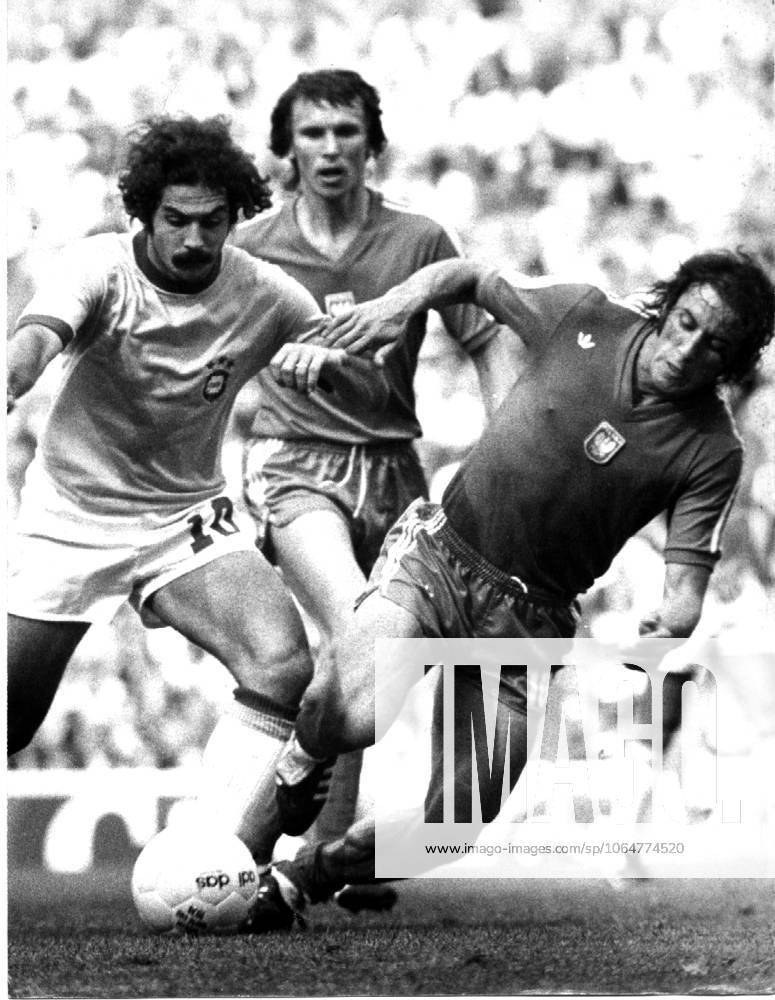 Fussballweltmeisterschaft Spiel um Platz drei Polen - Brasilien 1:0 (0:0) U.B.z. v.l. Rivelino (BRA), Kasperczak und Musial (beide POL) 06.07.1974 in Muenchen (Olympiastadion) - Deutschland
