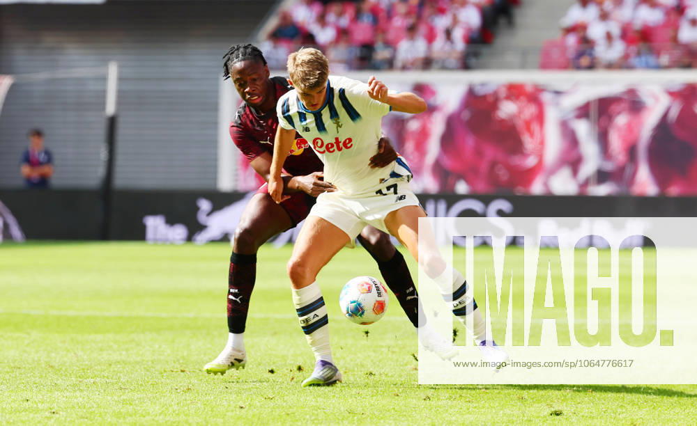 RB Leipzig - Bergamo Testspiel Leipzig, 02.08.2025, Red Bull Arena, Fußball, Testspiel , RB Leipzig (DEU) vs. Atalanta Bergamo (ITA) 1:2 (1:0) , Im Bild: Charles De Ketelaere (17, Bergamo) vor El Chadaille Bitshiabu (5, RB Leipzig) ,