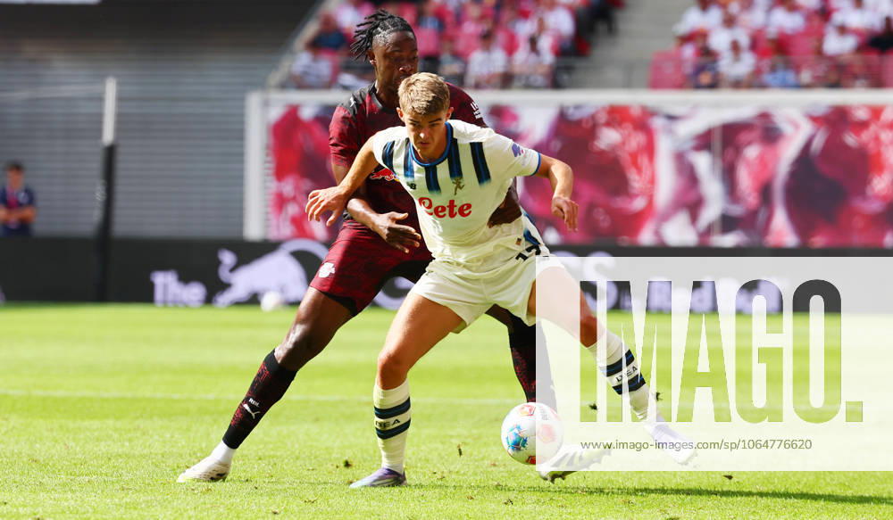 RB Leipzig - Bergamo Testspiel Leipzig, 02.08.2025, Red Bull Arena, Fußball, Testspiel , RB Leipzig (DEU) vs. Atalanta Bergamo (ITA) 1:2 (1:0) , Im Bild: Charles De Ketelaere (17, Bergamo) vor El Chadaille Bitshiabu (5, RB Leipzig) ,