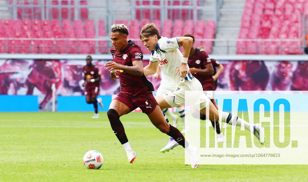 RB Leipzig - Bergamo Testspiel Leipzig, 02.08.2025, Red Bull Arena, Fußball, Testspiel , RB Leipzig (DEU) vs. Atalanta Bergamo (ITA) 1:2 (1:0) , Im Bild v.l.: Antonio Nusa (7, RB Leipzig) und Marco Palestra (27, Bergamo) ,