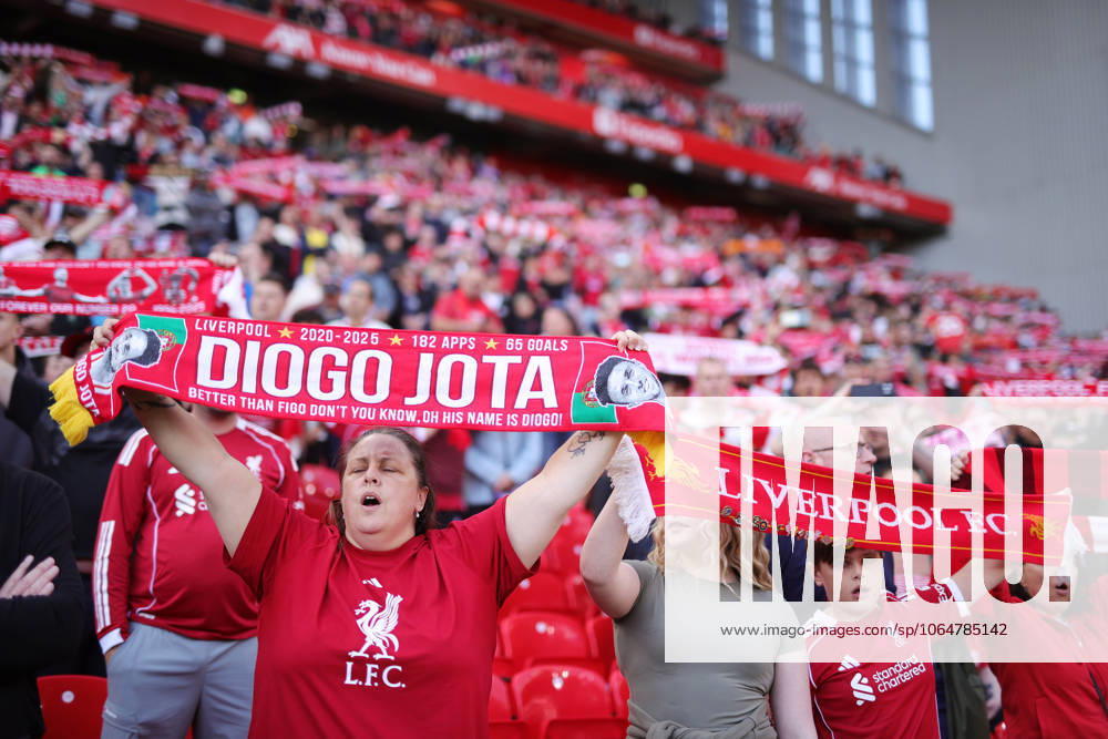 Football - Pre-Season Friendly - Liverpool v Athletic Bilbao 4th August 2025 - Pre-Season Friendly - Liverpool v Athletic Bilbao - Fans hold up scarves in memory of the late Diogo Jota - Photo: Simon Stacpoole Offside. Liverpool UK