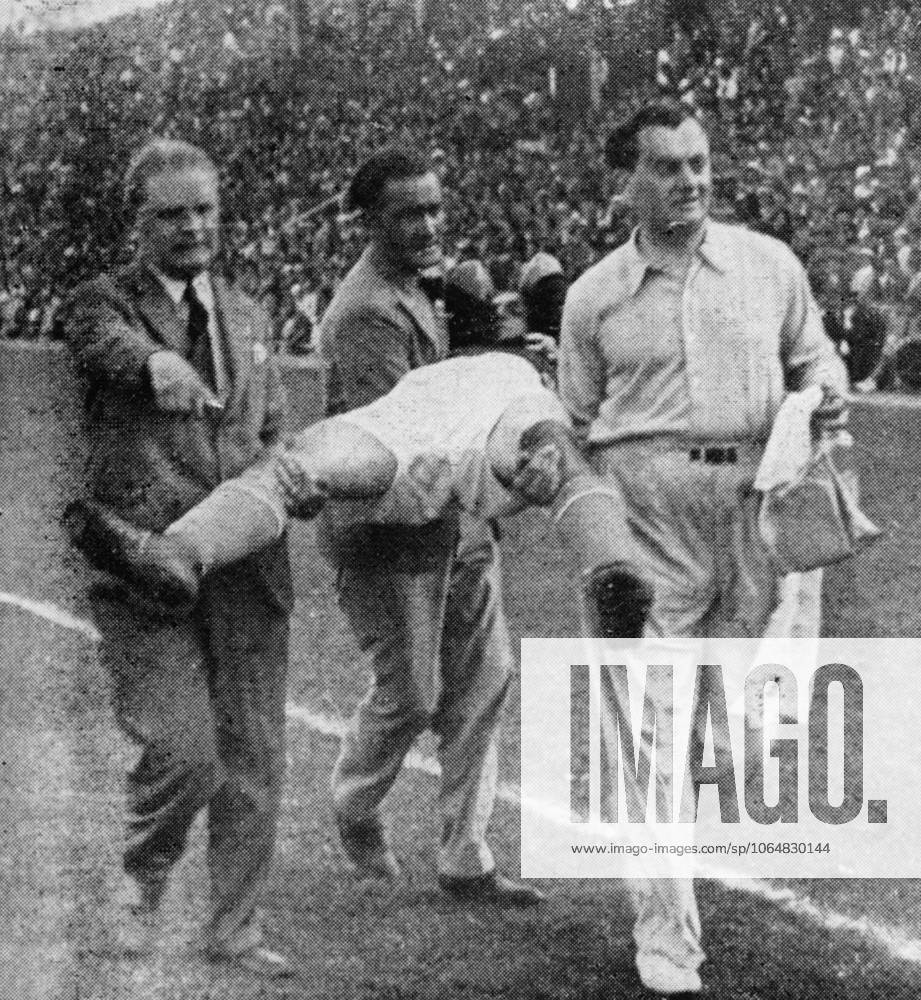Fussballweltmeisterschaft in Italien Endspiel Italien - Tschechoslowakei 2:1 n.V. (1:1, 0:0) B.z. der verletzte Tschechoslowake Antonin Puc wird vom Platz getragen. 10.06.1934 in Rom (Parteistadion) - Italien -Archiv