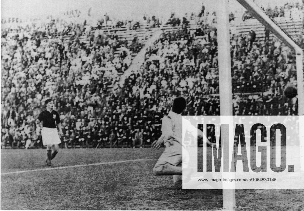 Fussballweltmeisterschaft in Italien Endspiel Italien - Tschechoslowakei 2:1 n.V. (1:1, 0:0) B.z. Angelo Schiavio (n.i.B. ITA) erzielt hier den Siegtreffer, dem Torwart Frantisek Planicka (rechts TCH) und Josef Kostalek (links TCH) nur noch nachschauen koennen. 10.06.1934 in Rom (Parteistadion) - Italien -Archiv