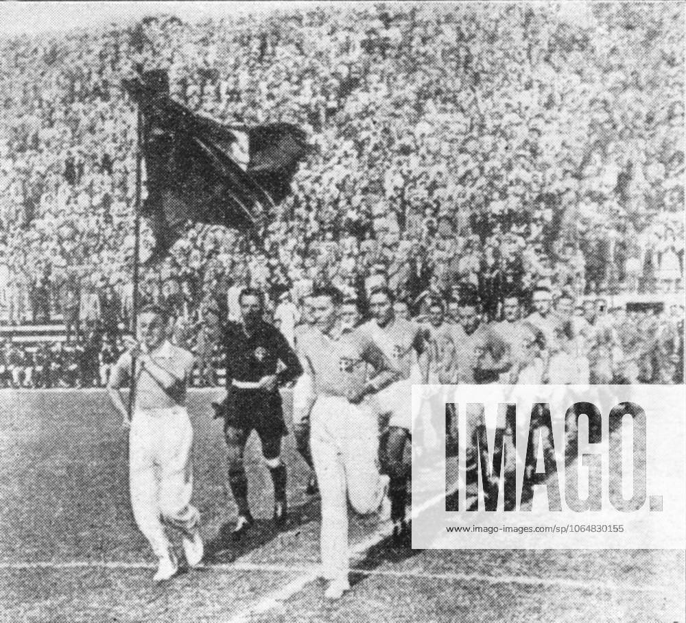 Fussballweltmeisterschaft in Italien Endspiel Italien - Tschechoslowakei 2:1 n.V. (0:0, 1:1) B.z. die Azurri (Italiener) laufen mit wehenden Fahnen ins Stadion ein. 10.06.1934 in Rom (Parteistadion) - Italien -Archiv