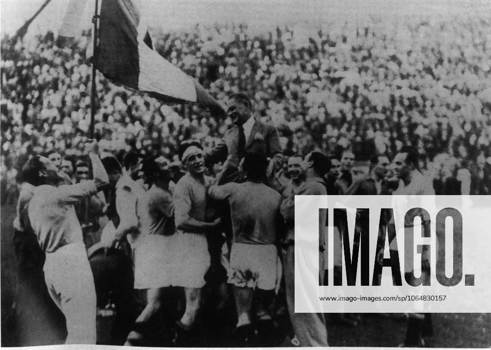 Fussballweltmeisterschaft in Italien Endspiel Italien - Tschechoslowakei 2:1 n.V. (0:0, 1:1) B.z. die Italiener tragen ihren Trainer Pozzo nach dem Sieg auf den Schultern. 10.06.1934 in Rom (Parteistadion) - Italien -Archiv