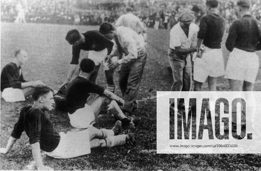 Fussballweltmeisterschaft in Italien Endspiel Italien - Tschechoslowakei 2:1 n.V. (0:0, 1:1) Pause vor der Verlaengerung. B.z. die tschechoslowakischen Betreuer behandeln und ermuntern die Spieler bevor es in die Verlaengerung geht. 10.06.1934 in Rom (Parteistadion) - Italien -Archiv