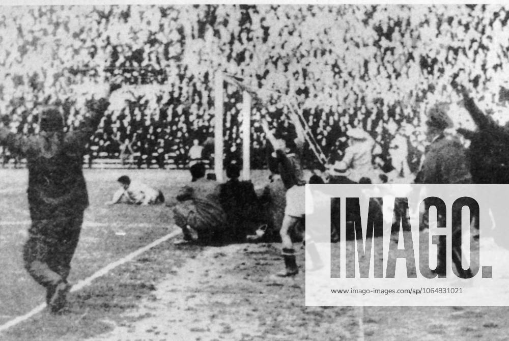 Fussballweltmeisterschaft in Italien Endspiel Italien - Tschechoslowakei 2:1 n.V. (0:0, 1:1) B.z. Riesenjubel bei den italienischen Fans und ein niedergeschlagener Torwart Frantisek Planicka (links hinten am Boden TCH). 10.06.1934 in Rom (Parteistadion) - Italien -Archiv