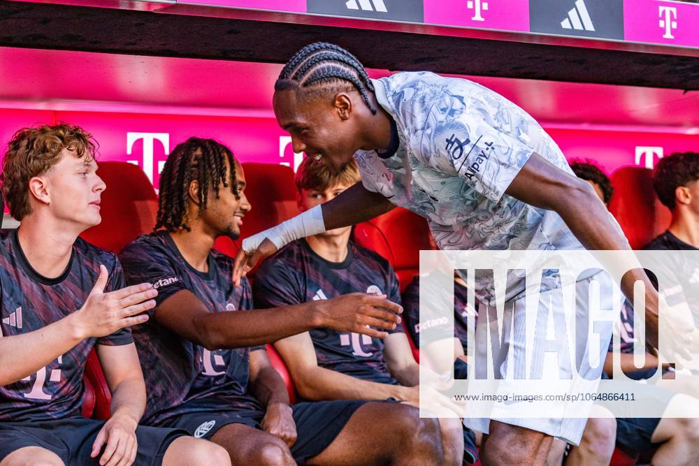 FC Bayern München vs. Tottenham Hotspur, Testspiel Freundschaftsspiel Mathys Tel Verabschiedung vom FC Bayern, Paul Wanner (FC Bayern München, 24) Jonah Kusi-Asare (FC Bayern Muenchen, 41)