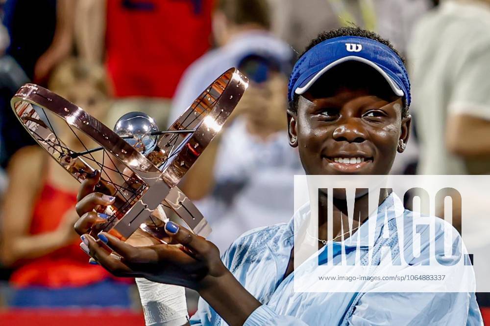 Victoria Mboko ( Canada ) apres son premier sacre de sa carriere au tournoi WTA, Tennis Damen Masters 1000 de MontrÃ al au court central IGA face Ã Naomi Osaka ( Japon ). TENNIS WTA 1000 NATIONAL BANK OPEN 2025 FINALE MBOKO OSAKA IGA STADIUM MONTREAL CANADA 07 08 2025 Montassar Yazidi PRESSE SPORTS MONTREAL IGA STADIUM Canada GermanyxJapanxUKxFrancexBelgiumxOUT