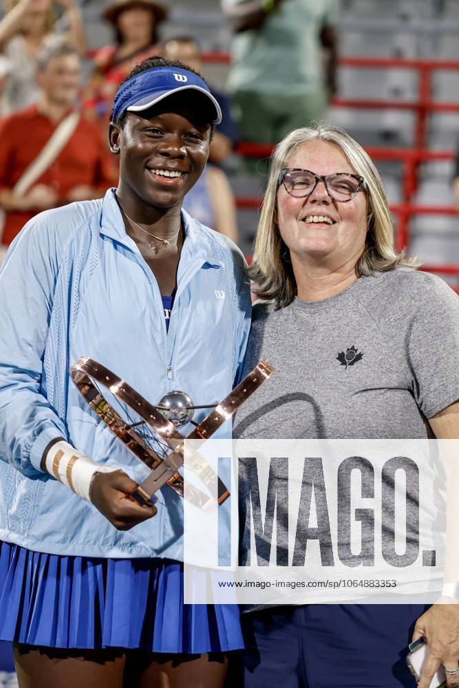 Victoria Mboko ( Canada ) apres son premier sacre de sa carriere au tournoi WTA, Tennis Damen Masters 1000 de Montrà al 2025 avec son entraineur Nathalie Tauziat ( France ) au court central IGA face à Naomi Osaka ( Japon ). TENNIS WTA 1000 NATIONAL BANK OPEN 2025 FINALE MBOKO OSAKA IGA STADIUM MONTREAL CANADA 07 08 2025 Montassar Yazidi PRESSE SPORTS MONTREAL IGA STADIUM Canada GermanyxJapanxUKxFrancexBelgiumxOUT